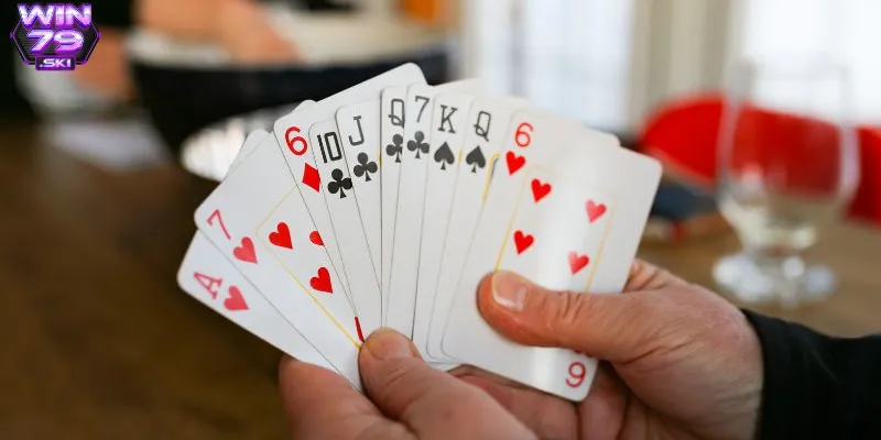 Không để đối thủ đoán bạn đang sở hữu bài mạnh